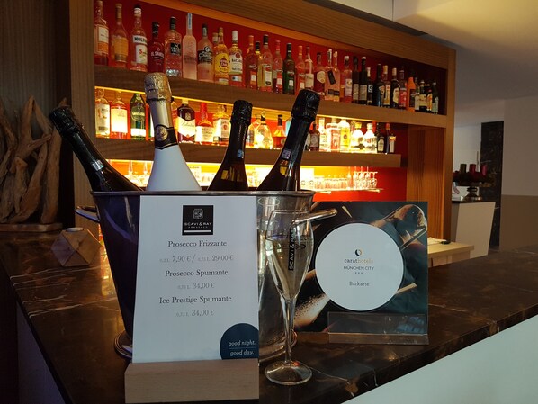 Bar (on property) - Carat Hotel & Apartments (Munich)
