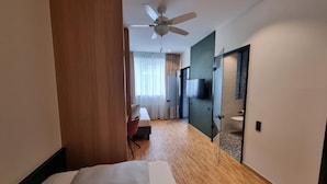 Hypo-allergenic bedding, pillow-top beds, in-room safe, desk - Carat Hotel & Apartments (Munich)
