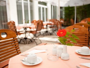 Outdoor dining - Carat Hotel & Apartments (Munich)