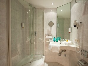 Articles de toilette (gratuits), séchoir à cheveux, serviettes fournies