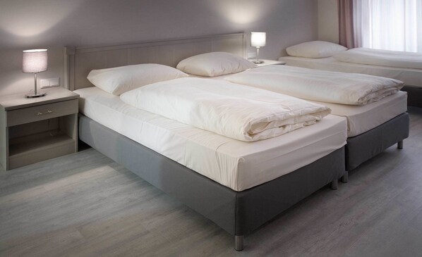 Dreibettzimmer | Zimmersafe, Schreibtisch, Bügeleisen/Bügelbrett, Babybetten