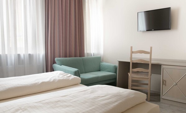 Peti besi dalam bilik, meja, seterika/papan seterika