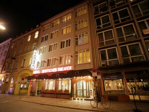 Fassade der Unterkunft – Abend/Nacht