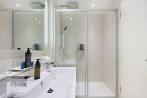 Comfort Double Room | Bathroom - KING's HOTEL First (Munich)