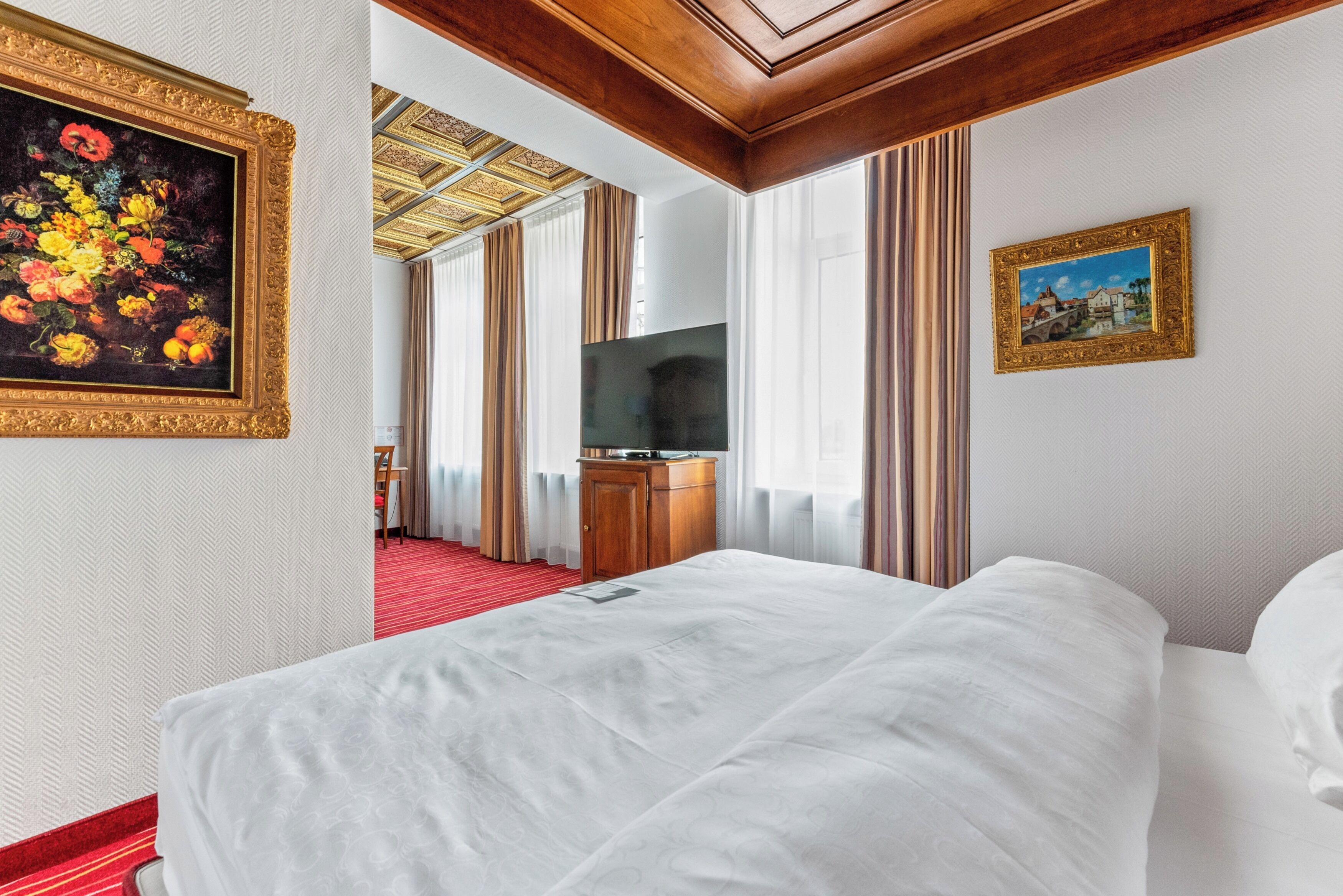 Premium bedding, in-room safe, blackout drapes, soundproofing