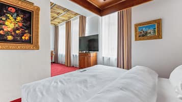 Premium bedding, in-room safe, blackout drapes, soundproofing