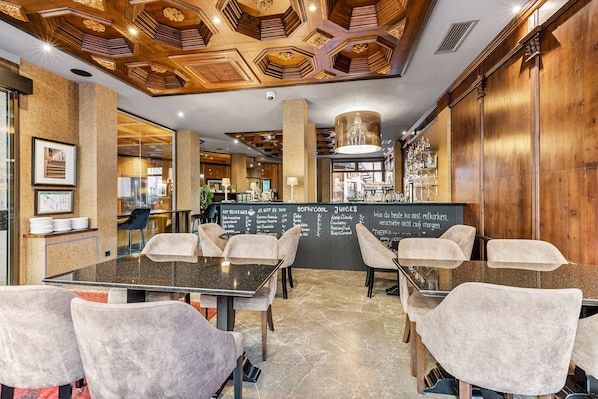 Desayuno buffet diario (EUR 19.5 por persona)