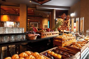 Desayuno buffet (EUR 19.5 por persona) 