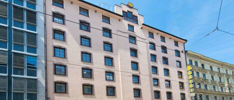 Un hotel de varios pisos con un estilo arquitectónico clásico, que destaca por su entrada imponente y una serie de ventanas.