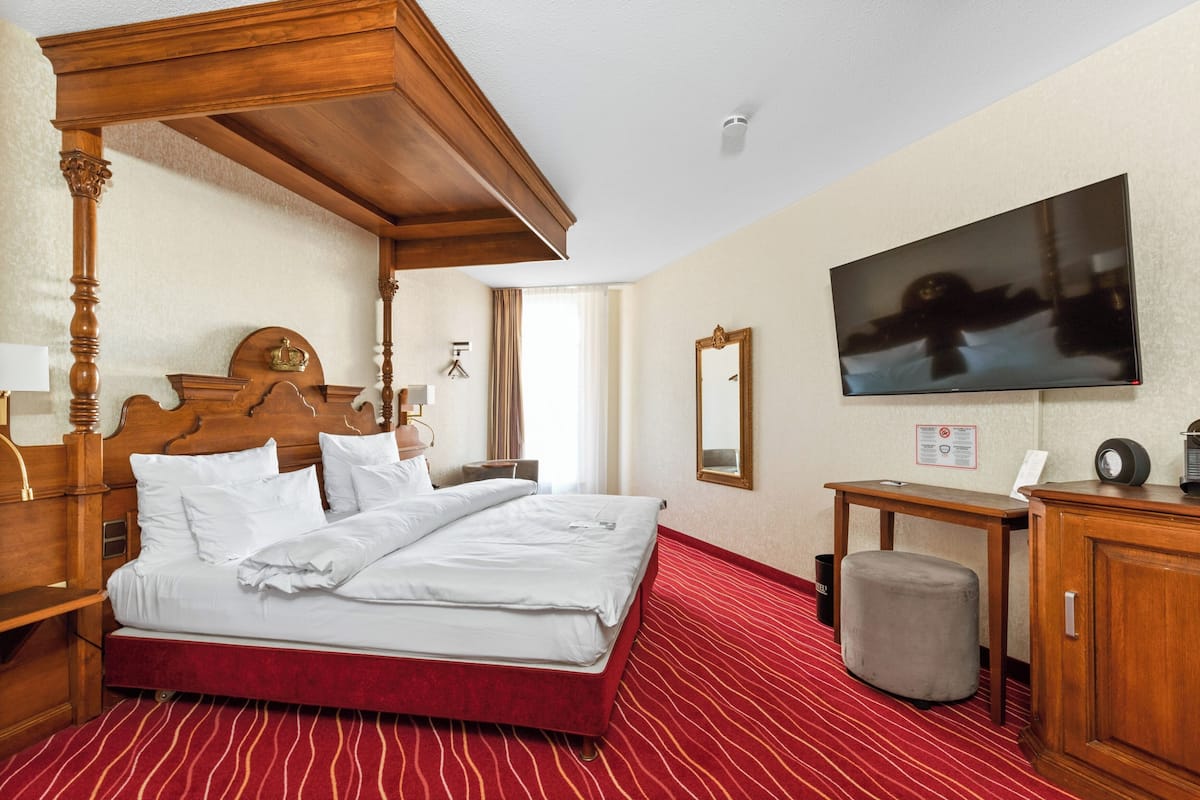 Club Double Room, Courtyard Area | 1 bedroom, premium bedding, in-room safe, blackout drapes