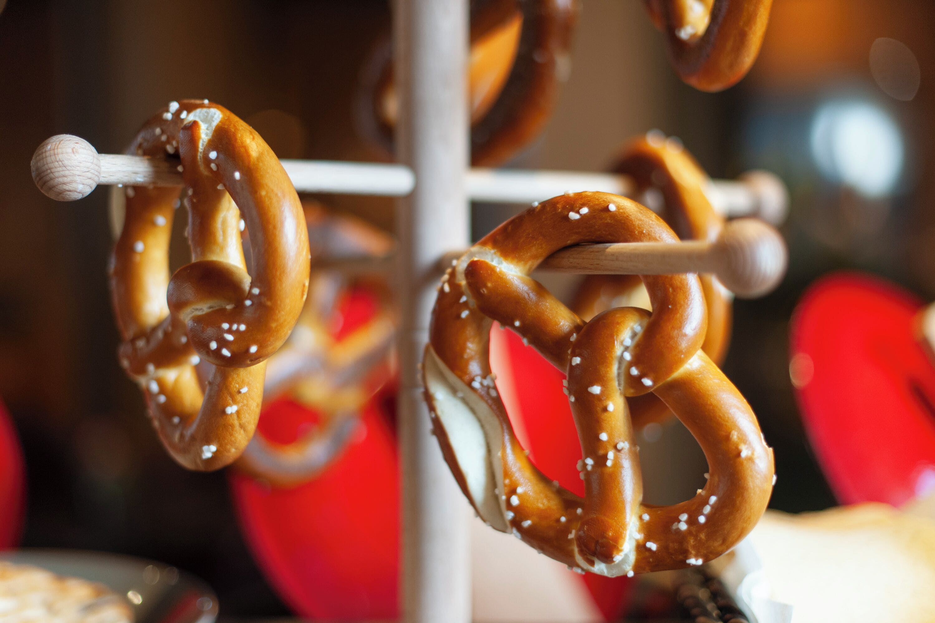 Des bretzels suspendus à un présentoir.