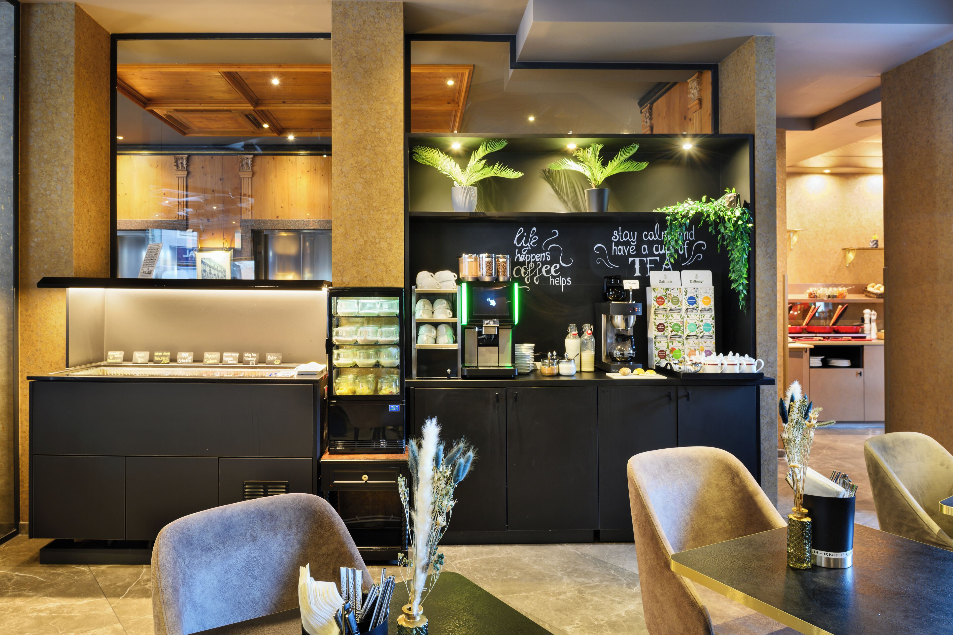 Una cafetería moderna con mostrador, zona de asientos y una máquina de café.