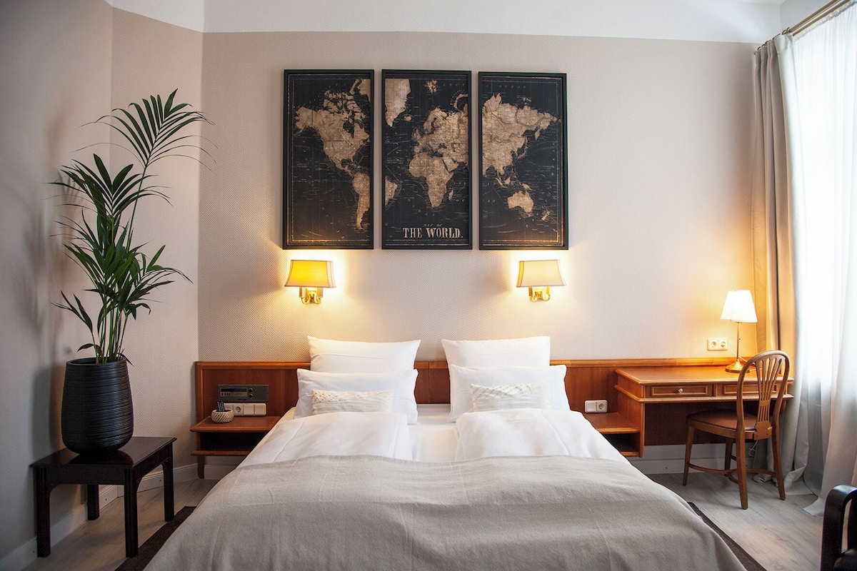 Kamar Double Comfort (Charming Comfort View) | Seprai antialergi, brankas, dan didekorasi berbeda-beda