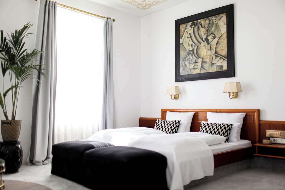 Kamar Double Deluks (Showroom) | Seprai antialergi, brankas, dan didekorasi berbeda-beda