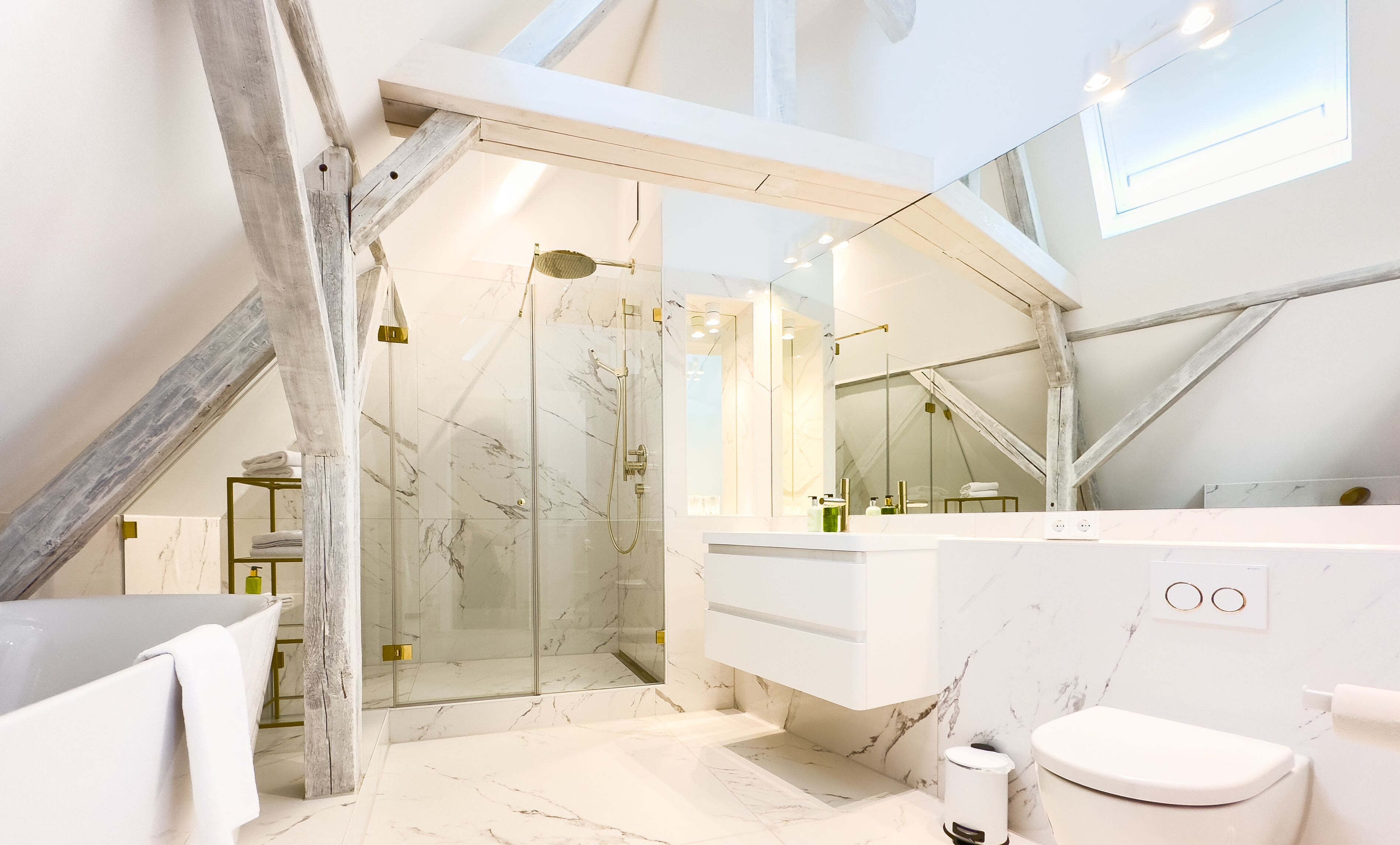 studio suite | bathroom | shower, rainfall showerhead, free toiletries, hair dryer