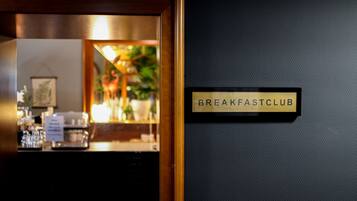 Bữa sáng buffet hàng ngày (15 EUR/mỗi người)