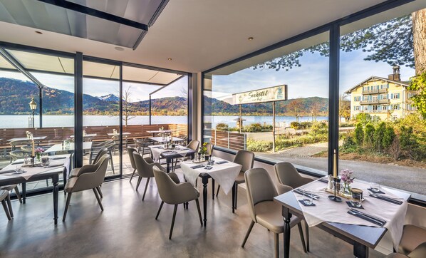 2 restaurants, breakfast, lunch, dinner served; Regional cuisine - Seehotel zur Post (Tegernsee)