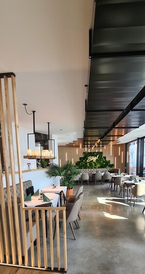 2 か所のレストラン : 朝食、ランチ、ディナーに営業