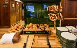 2 restaurants, servant le déjeuner et le dîner; cuisine régionale