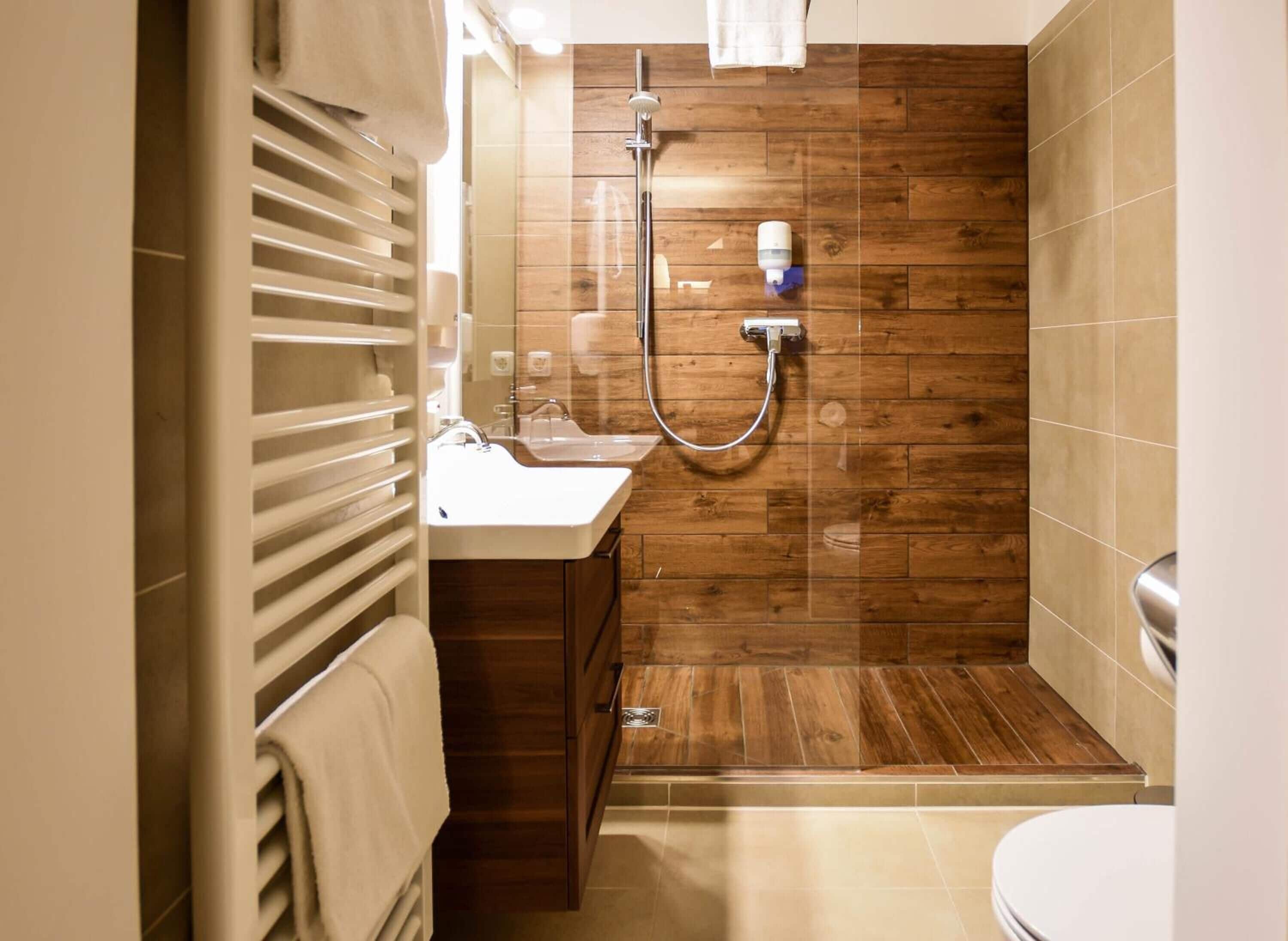 double room, lake view | bathroom | hair dryer, towels, soap, shampoo