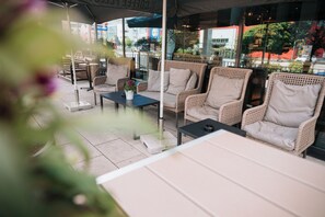 Terrace/patio - Feringapark Hotel by Coffee Fellows Hotels (Unterfoehring)
