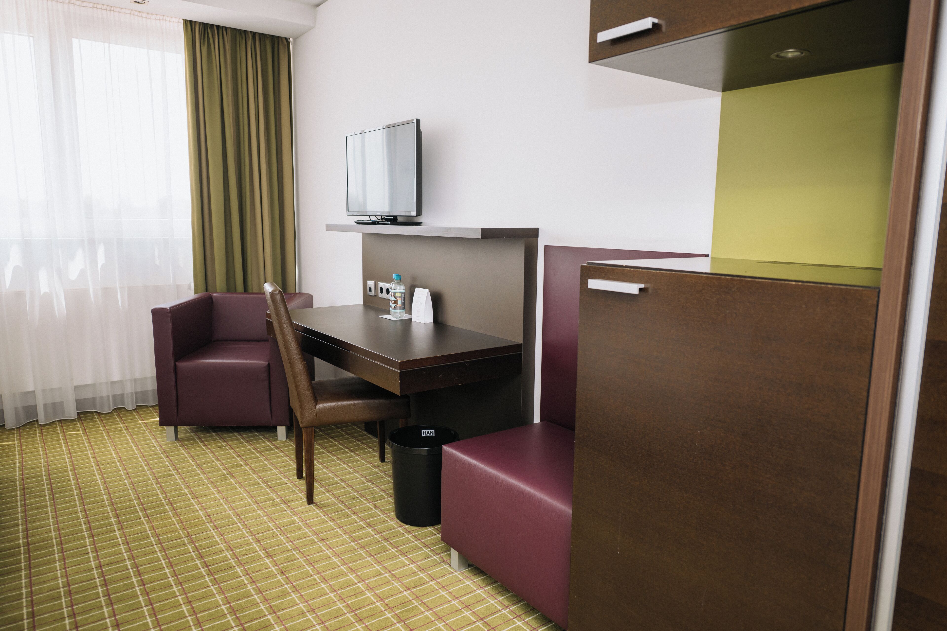 1 bedroom, desk, laptop workspace, soundproofing