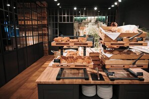 Café da manhã com buffet diário (EUR 16.9 por pessoa) 