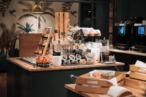 Buffet de l'esmorzar amb diverses plats i un racó de cafè.