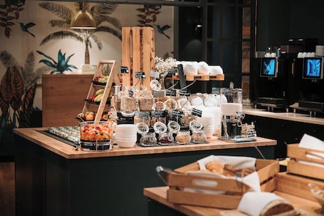 Desayuno buffet diario (EUR 16.9 por persona). Feringapark Hotel by Coffee Fellows Hotels