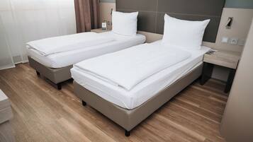 Standard-Doppelzimmer | Schreibtisch, laptopgeeigneter Arbeitsplatz, schallisolierte Zimmer