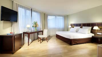 Hypo-allergenic bedding, minibar, in-room safe, desk