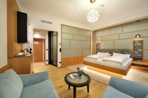 Superior Double Room | Item bar mini percuma, peti besi dalam bilik, meja