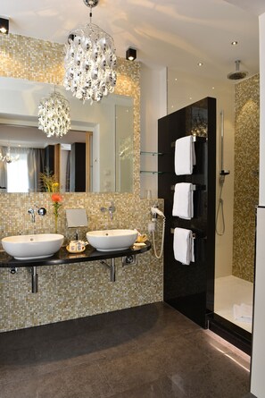 Suite | Badezimmer | Kostenlose Toilettenartikel, Haartrockner, Hausschuhe, Handtücher