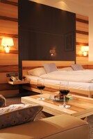 迷你吧（备有免费物品）、客房内保险箱、办公桌、遮光窗帘