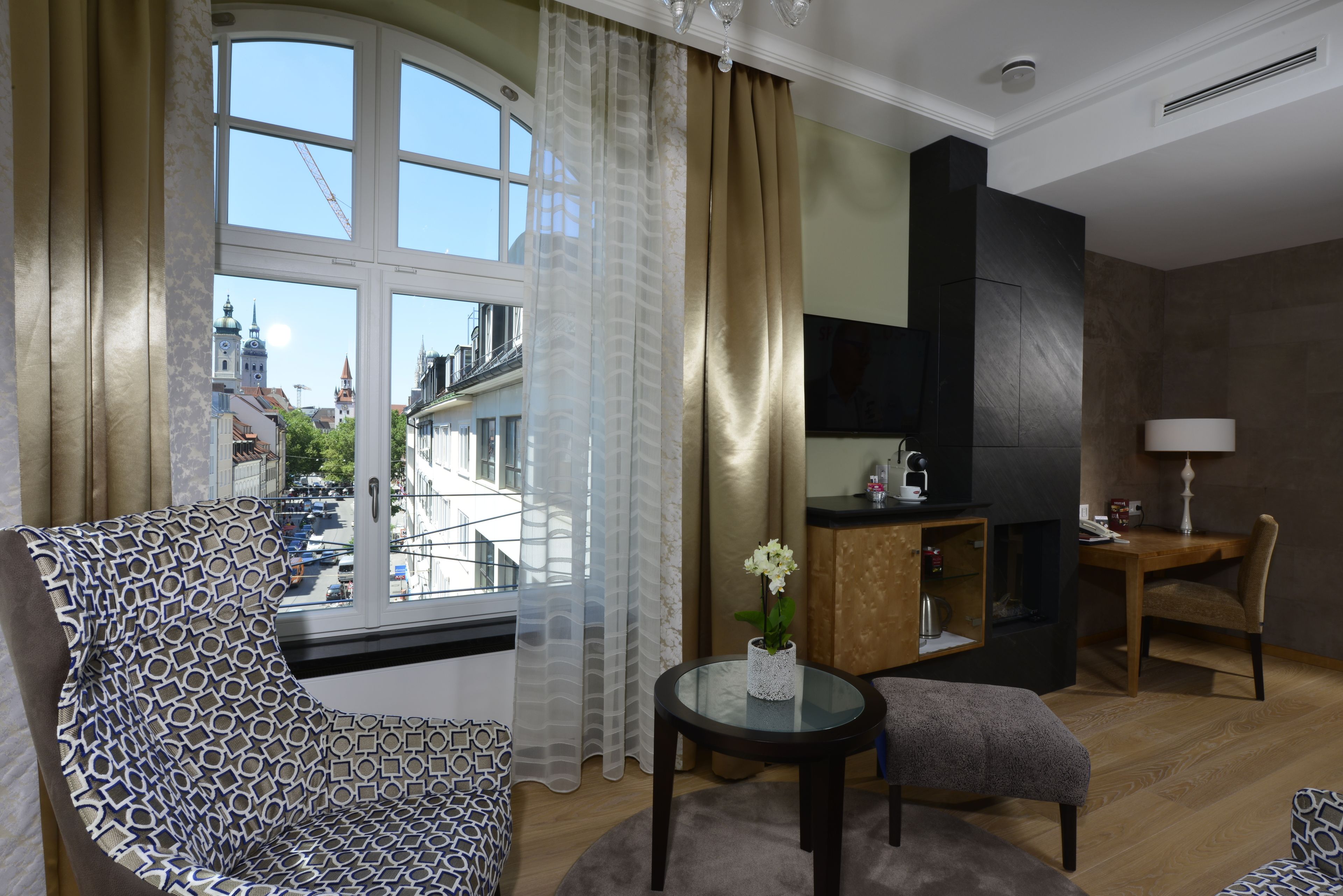 suite | living area | flat-screen tv