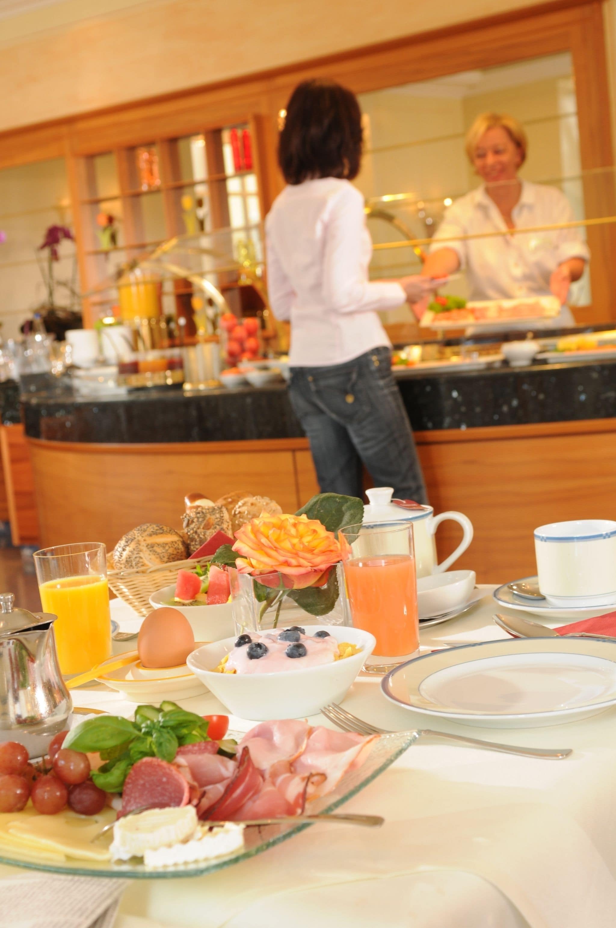 Desayuno buffet diario (EUR 25 por persona)