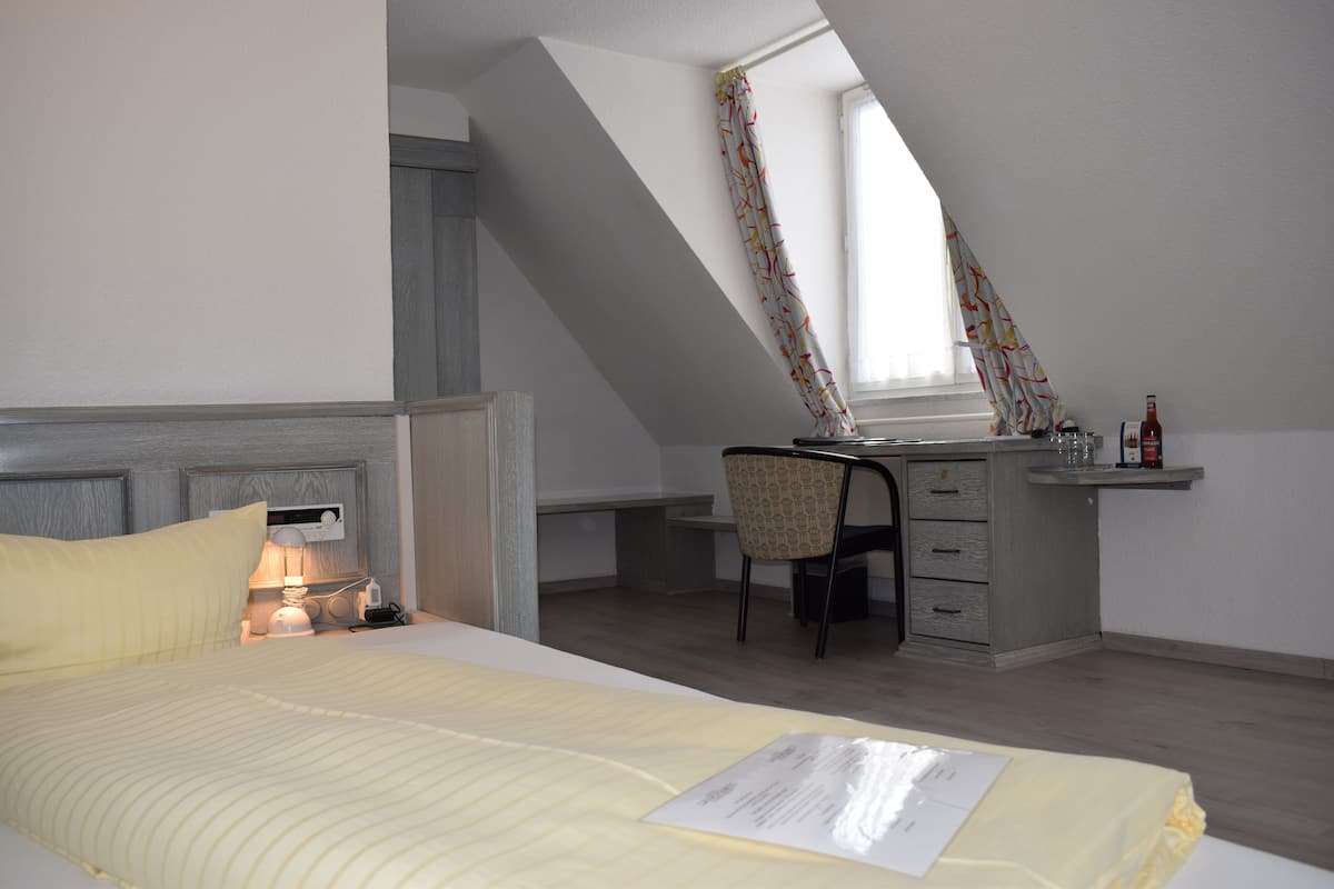 Premium bedding, minibar, desk, blackout drapes