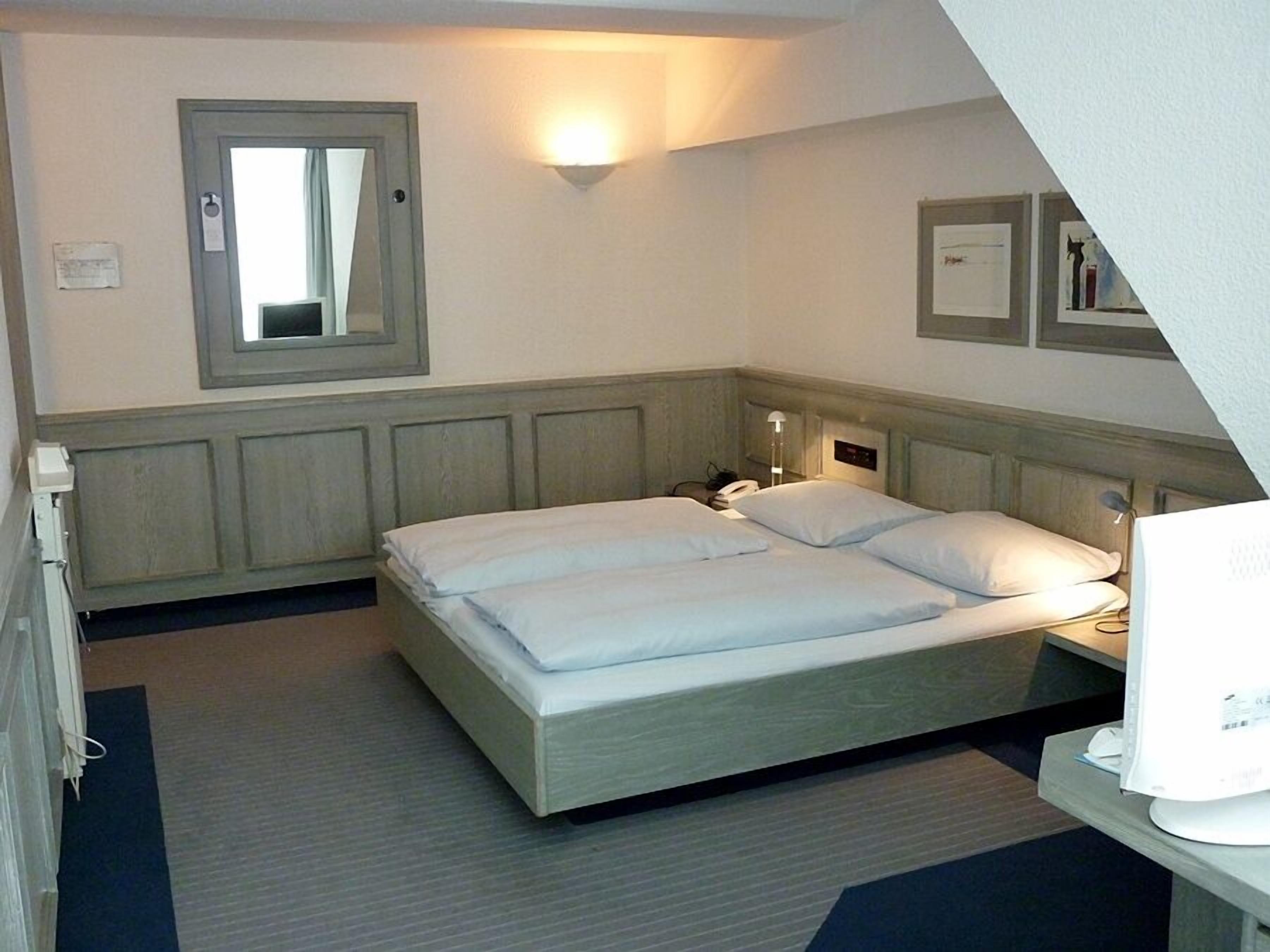 Ropa de cama de alta calidad, minibar, escritorio y cortinas blackout 