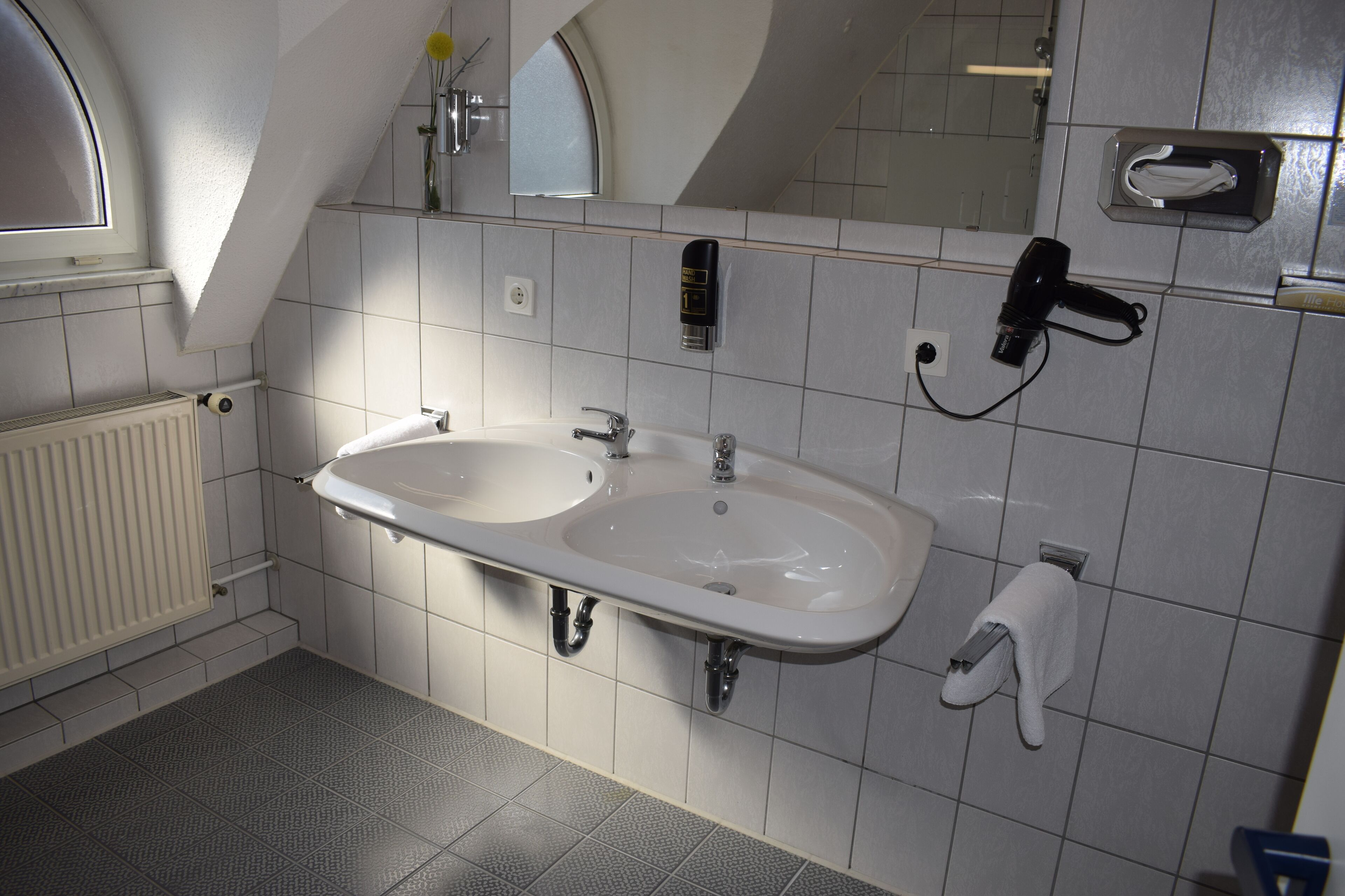 junior suite | bathroom | free toiletries, hair dryer, towels