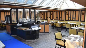 Petit déjeuner buffet (10 EUR par personne)