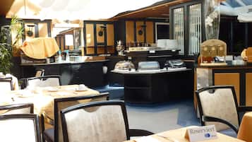 Tägliches Frühstücksbuffet (10 EUR pro Person)