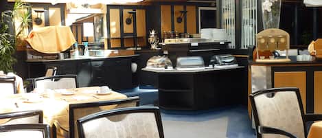 Päivittäinen buffetaamiainen (10 EUR per henkilö)