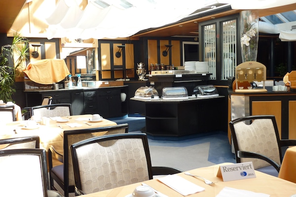 Bữa sáng buffet hàng ngày (10 EUR/mỗi người)