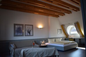 Junior Suite | Premium bedding, minibar, desk, blackout drapes - Hotel Avenue (Nuremberg)