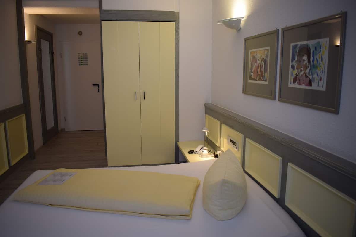 Premium bedding, minibar, desk, blackout drapes