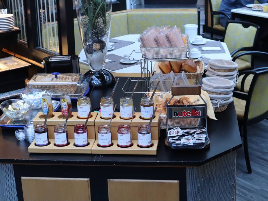 Desayuno buffet diario (EUR 10 por persona)