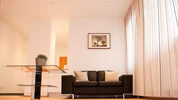 XX Comfort Apartment, 1 Bedroom  | Zona de estar | Una televisión de pantalla plana