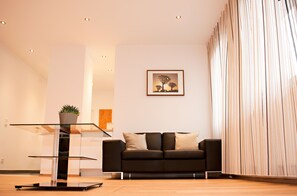 XX Comfort Apartment, 1 Bedroom  | Zona de estar | Una televisión de pantalla plana