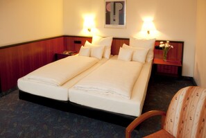 Double Room, 1 Bedroom | Hypo-allergenic bedding, minibar, in-room safe, desk - Advantage Hotel (Nuremberg)