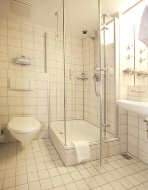 Dusche, kostenlose Toilettenartikel, Haartrockner, Handtücher